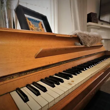 10 Bedrooms Pool Table Garden Piano
