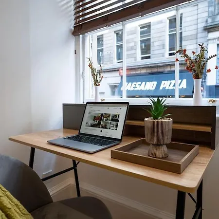 The Escape - 5* In The Heart Of Glasgow! *