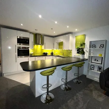 Glas Go Executive 2-bedroom Near Ovo Hydro Free Parking Apartment *