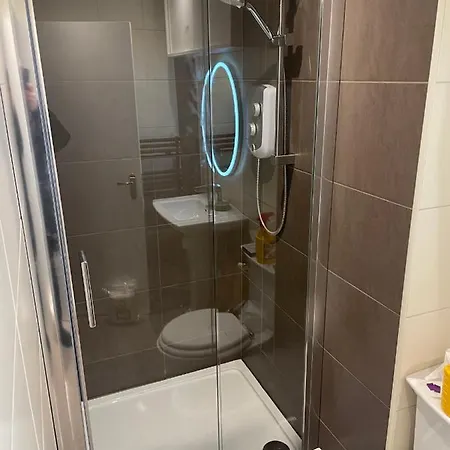 Traditional 5 Bedroom Centre