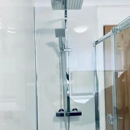 Modern 2 Bedroom With Free Parking