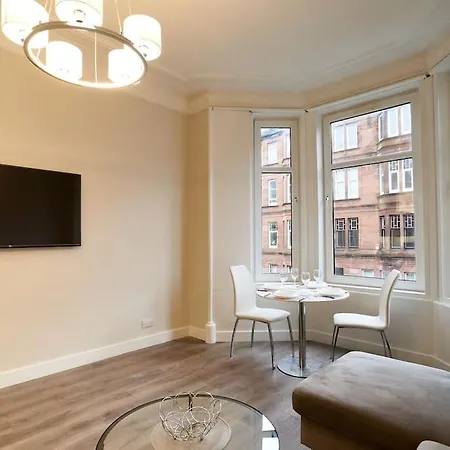 Apartment Spacious Recently Renovated Two Bedroom Property, Free Parking Glasgow