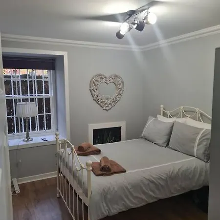 Daire Lovely 2 Bedroom Garden Flat In Trendy West End Glasgow