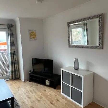 Modern 2 Bedroom Flat Near Centre