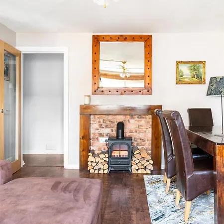 Lovely 1-bedroom With Balcony In West End Glasgow