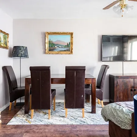 Lovely 1-bedroom With Balcony In West End Appartamento