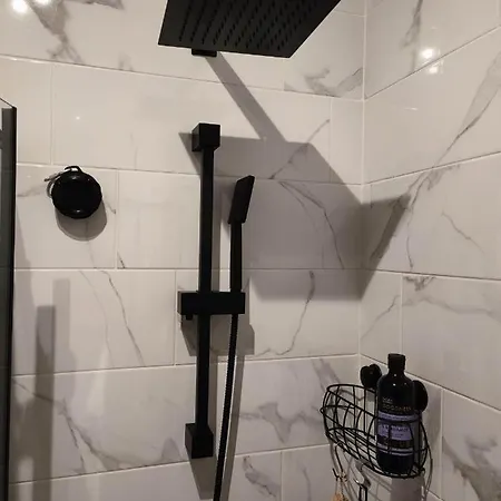 Beautiful Self Contained With Garden דירה