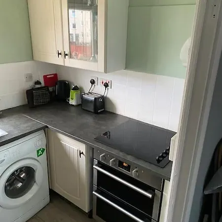 公寓 Entire 1 Bedroom With Private Parking