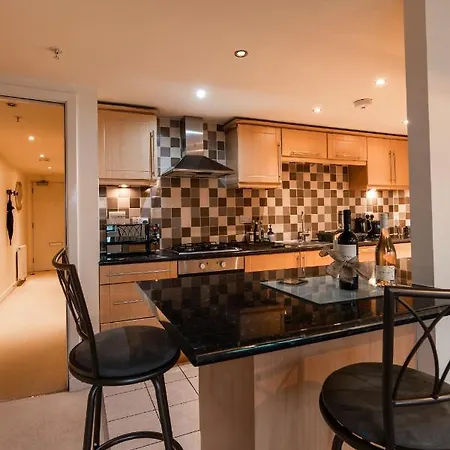 West End Escape - Prime Location Apartment *