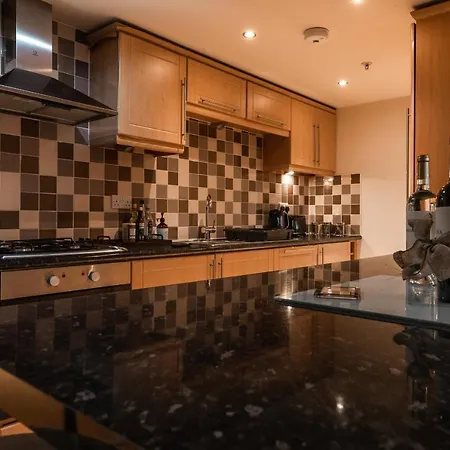 Apartment West End Escape - Prime Location *