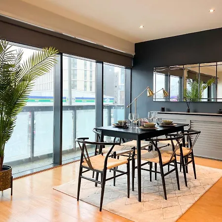 Lovely 2 Bed Duplex With Hydro Views * Glasgow