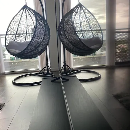 Modern 2-bed In Secc/hydro Lejlighed Glasgow