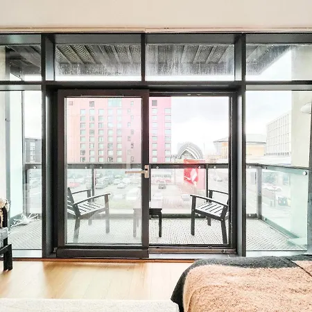 Lovely 2 Bed Duplex With Hydro Views * Glasgow