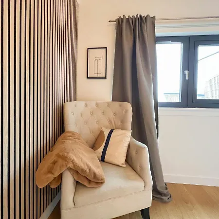 Lovely 2 Bed Duplex With Hydro Views *