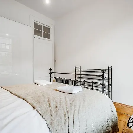 Vavin - Central - Cozy 2 Br-1ba - Free Parking *