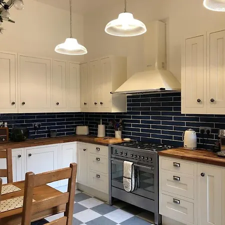 Spacious 3 Bed Flat In The Heart Of The West End. *