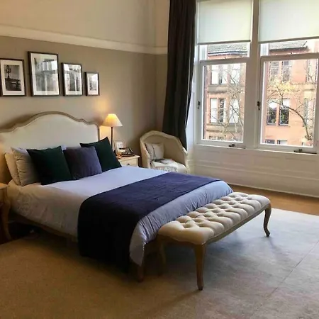 Spacious 3 Bed Flat In The Heart Of The West End. *