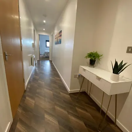 Modern 2-bed In Secc/hydro Apartment *
