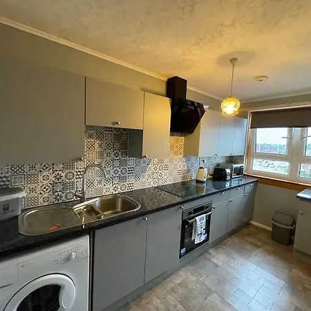 West End Hidden Gem - Modern 2-bedroom With Residents Patio شقة