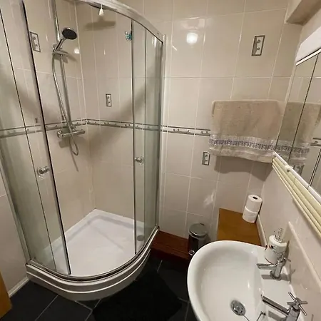 شقة West End Hidden Gem - Modern 2-bedroom With Residents Patio *