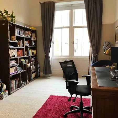 Spacious 3 Bed Flat In The Heart Of The West End. Apartamento