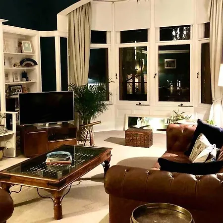 Spacious 3 Bed Flat In The Heart Of The West End. * Glasgow