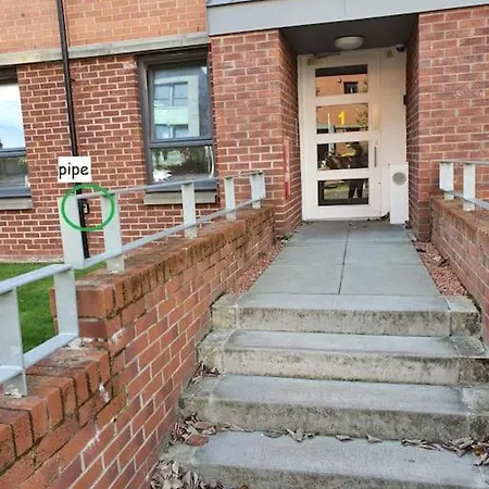 City, Celtic Park & Emirates Stadium Apartment, For Families Or Age Over 23 *