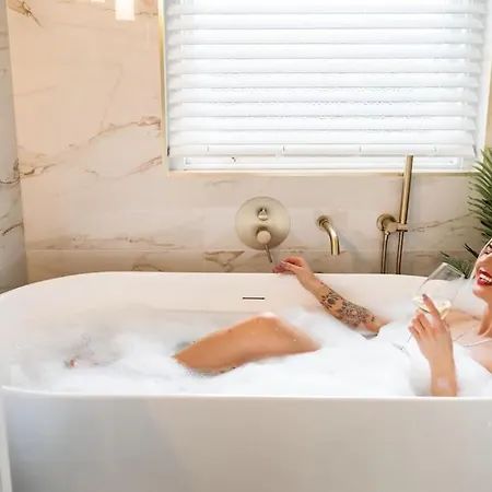 The Devonshire - Your 5 Star West End Stay!