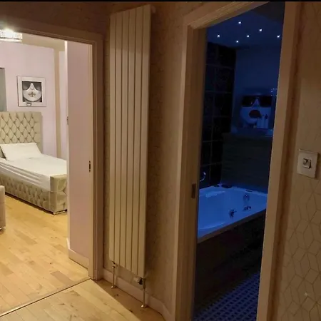 Designer Penthouse - Centre G1, 3 Bedrooms, 2 Bathrooms, Terrace, Riverview, Off Buchanan Street. Glasgow