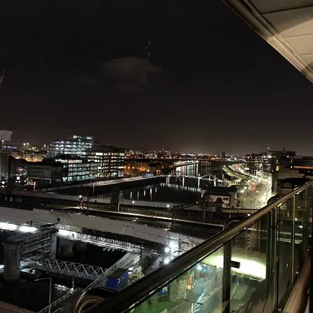 Designer Penthouse - Centre G1, 3 Bedrooms, 2 Bathrooms, Terrace, Riverview, Off Buchanan Street. * Glasgow