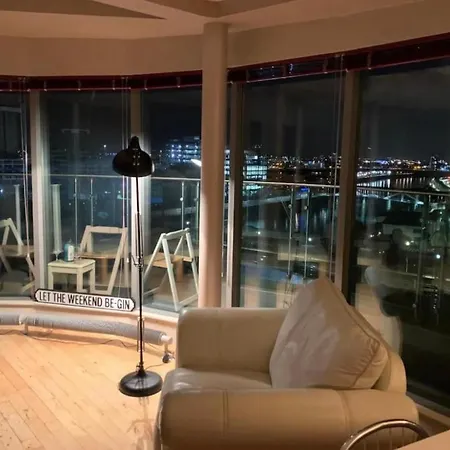 Apartment Designer Penthouse With Riverviews - G1 Centre, 3 Bedrooms, 2 Bathrooms, 1 Living / Kitchen. Full Floor, Wrap Around Terrace, Panoramic Views, Off Station / Buchanan Street