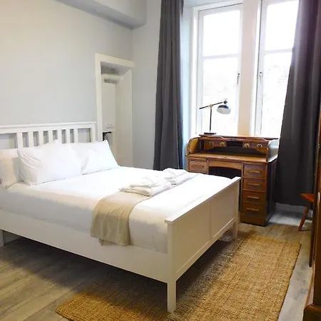 Апартаменты Spacious Apt Mins From Art Gallery And Gla Uni
