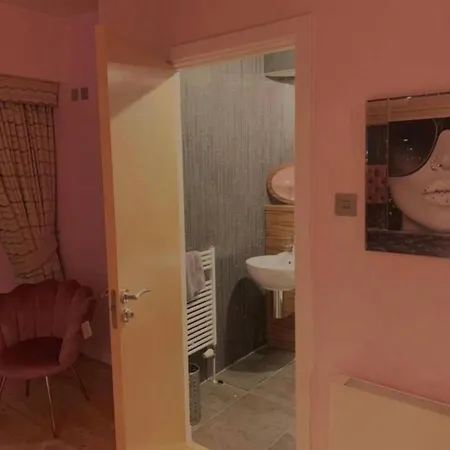 Designer Penthouse With Riverviews - G1 Centre, 3 Bedrooms, 2 Bathrooms, 1 Living / Kitchen. Full Floor, Wrap Around Terrace, Panoramic Views, Off Station / Buchanan Street * Glasgow