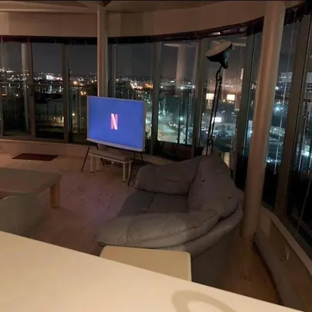 Designer Penthouse With Riverviews - G1 Centre, 3 Bedrooms, 2 Bathrooms, 1 Living / Kitchen. Full Floor, Wrap Around Terrace, Panoramic Views, Off Station / Buchanan Street Daire