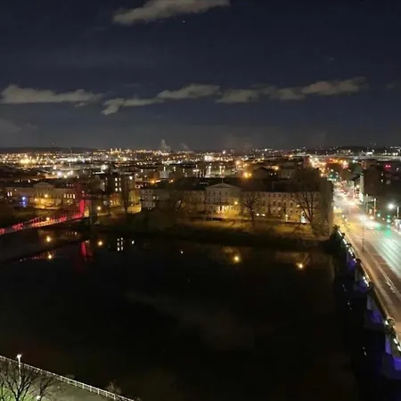 Designer Penthouse With Riverviews - G1 Centre, 3 Bedrooms, 2 Bathrooms, 1 Living / Kitchen. Full Floor, Wrap Around Terrace, Panoramic Views, Off Station / Buchanan Street Daire