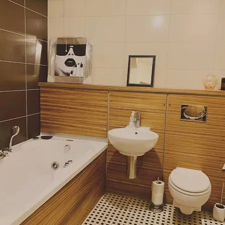 Designer Penthouse With Riverviews - G1 Centre, 3 Bedrooms, 2 Bathrooms, 1 Living / Kitchen. Full Floor, Wrap Around Terrace, Panoramic Views, Off Station / Buchanan Street