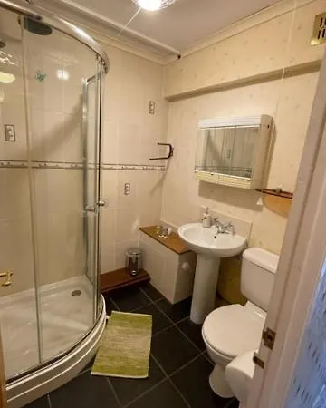 West End Hidden Gem - Modern 2-bedroom With Residents Patio * غلاسغو