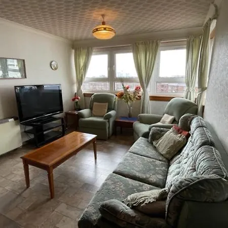 شقة West End Hidden Gem - Modern 2-bedroom With Residents Patio *