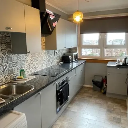 شقة West End Hidden Gem - Modern 2-bedroom With Residents Patio