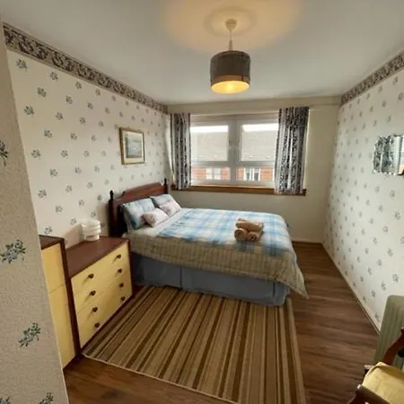 West End Hidden Gem - Modern 2-bedroom With Residents Patio Appartement *