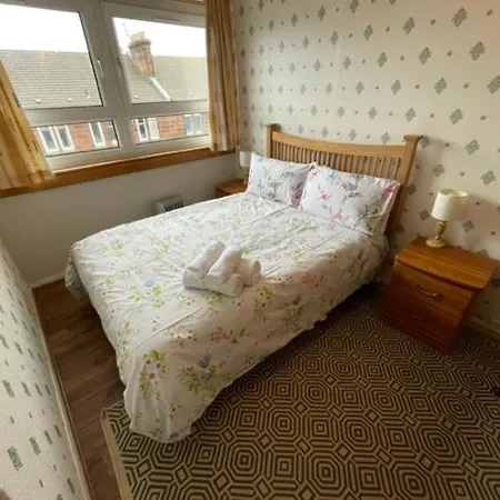 West End Hidden Gem - Modern 2-bedroom With Residents Patio شقة غلاسغو