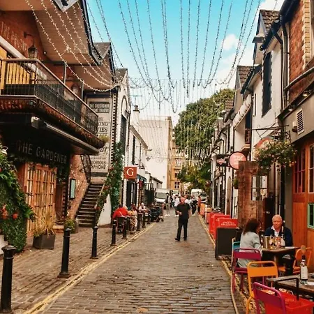 St Georges Cross 1br - Subway On Doorstep -