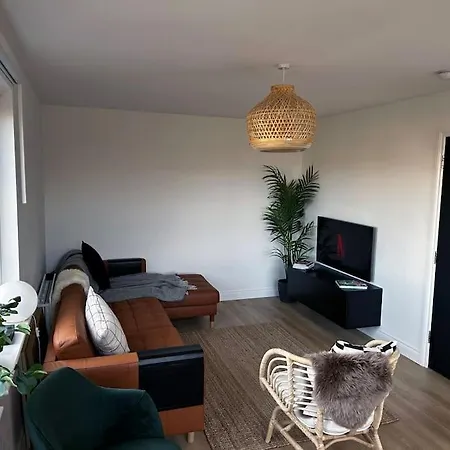 3 Bedroom/3 Bathroom Large Flat Near Ovo Hydro Apartment *