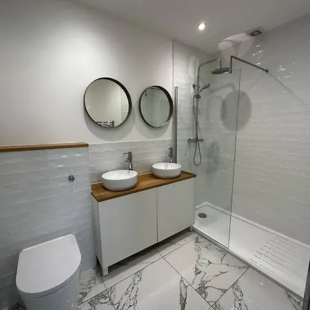 Apartment 3 Bedroom/3 Bathroom Large Flat Near Ovo Hydro