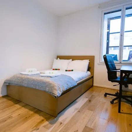 Merchant Centre, Sleeps 4 *
