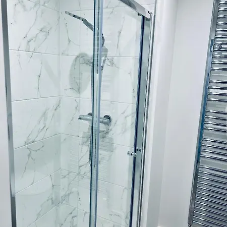 Executive Triplex House, 3 Bedroom 3 Bathrooms 1 Living Kitchen - Huge Terrace For Master Bedroom - Private E Parking Lez Congestion Zone Free - Garden - 5 Mins Drive To Centre Station Casa vacanze Glasgow