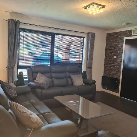 3 Bedroom House With Free Parking - Travel Host Δωμάτια σε οικογενειακή κατοικία Γλασκώβη