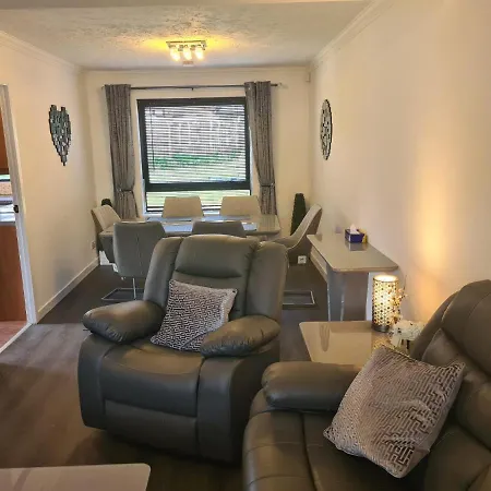 3 Bedroom House With Free Parking - Travel Host Δωμάτια σε οικογενειακή κατοικία *