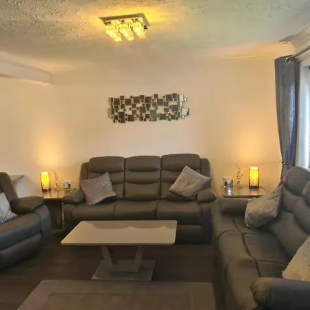 3 Bedroom House With Free Parking - Travel Host *