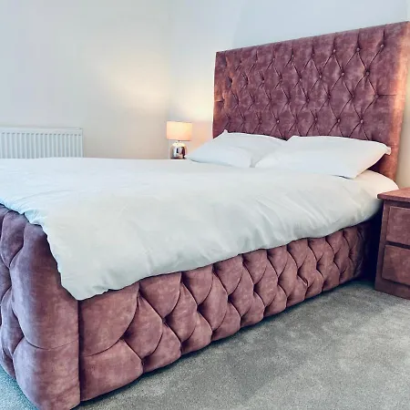 Glasgow City Central Executive Triplex House, 3 Bedroom 3 Bathrooms 1 Living Room Kitchen - Huge Terrace For Master Bedroom - Private E Parking Lez Congestion Zone Free - Garden - 5 Mins Drive To City Centre Central Station Сasa de vacaciones *